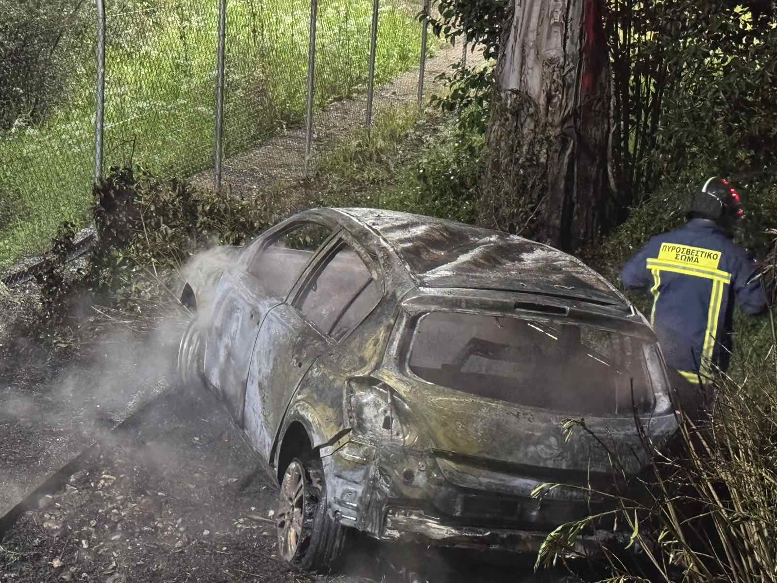 Αιτωλοακαρνανία: ΙΧ εκτράπηκε της πορείας του κι έγινε παρανάλωμα του πυρός αφού πρόλαβε να εγκαταλείψει ο οδηγός – Φωτογραφίες και βίντεο