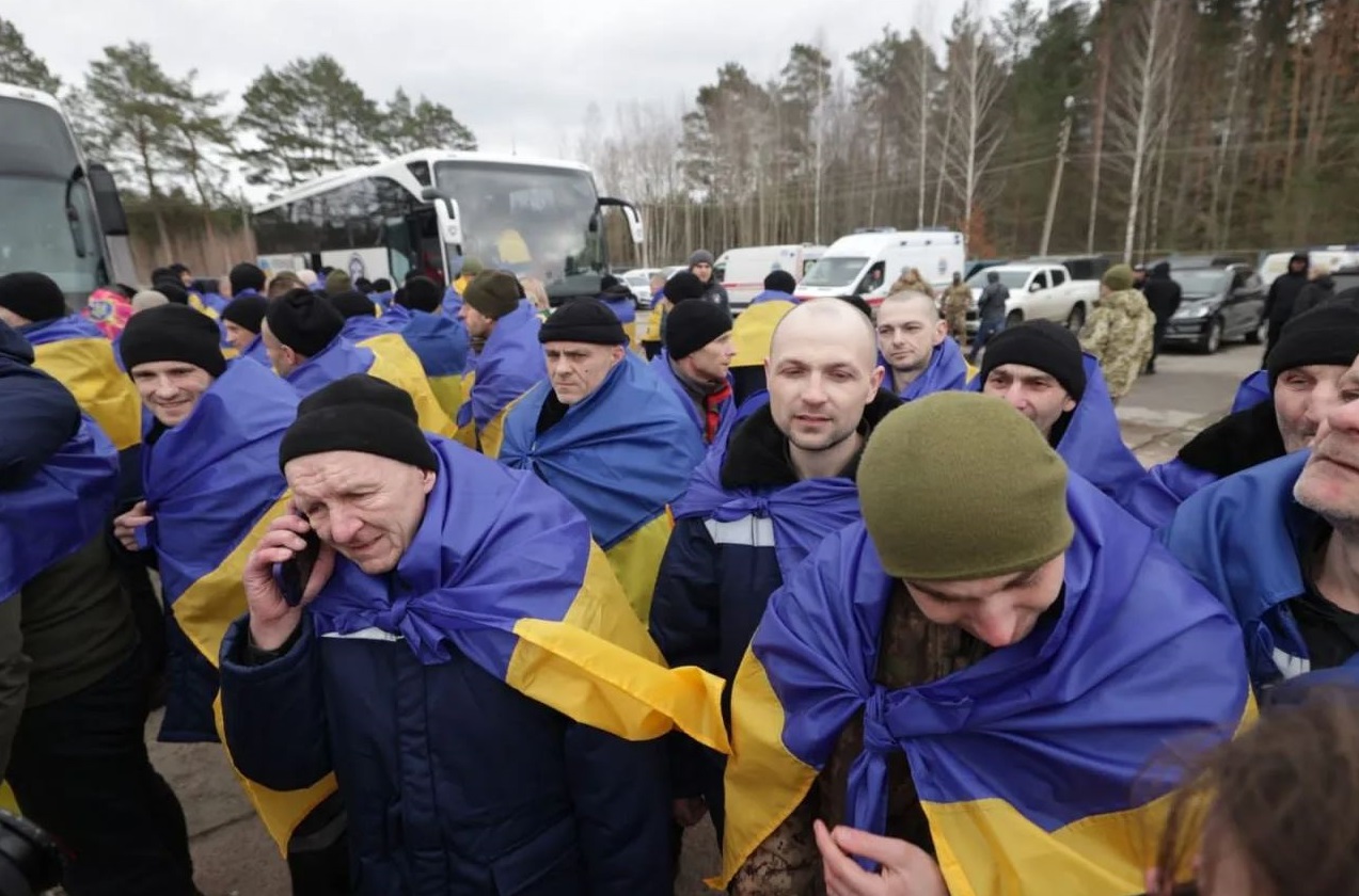 Ουκρανοί αιχμάλωτοι πολέμου επιστρέφουν στην πατρίδα τους μετά από ανταλλαγή με τη Ρωσία στις 5 Μαρτίου 2026.Φωτογραφία: Πρόεδρος Βολοντίμιρ Ζελένσκι / Telegram