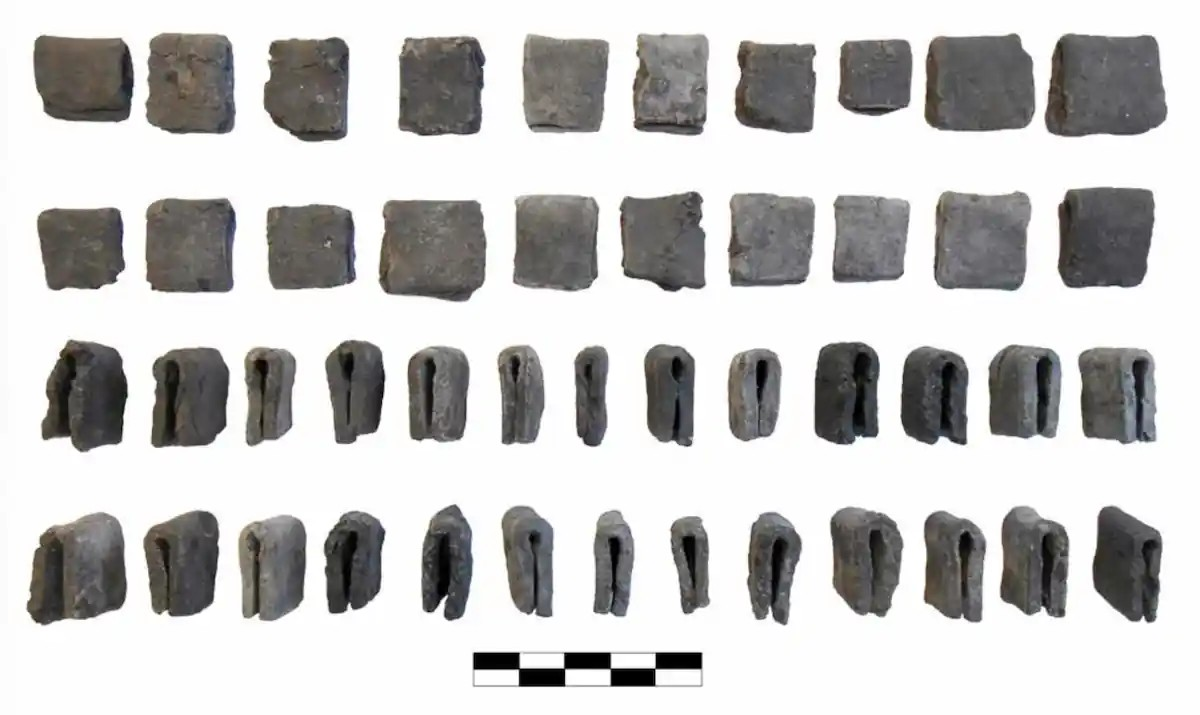 Ένα σύνολο μολύβδινων βαρών για δίχτυα ψαρέματος που βρέθηκαν στο νεκροταφείο στα Καλύβια, κοντά στη Φαιστό της Κρήτης. Πηγή: S. Privitera / Ελληνικό Υπουργείο Πολιτισμού 