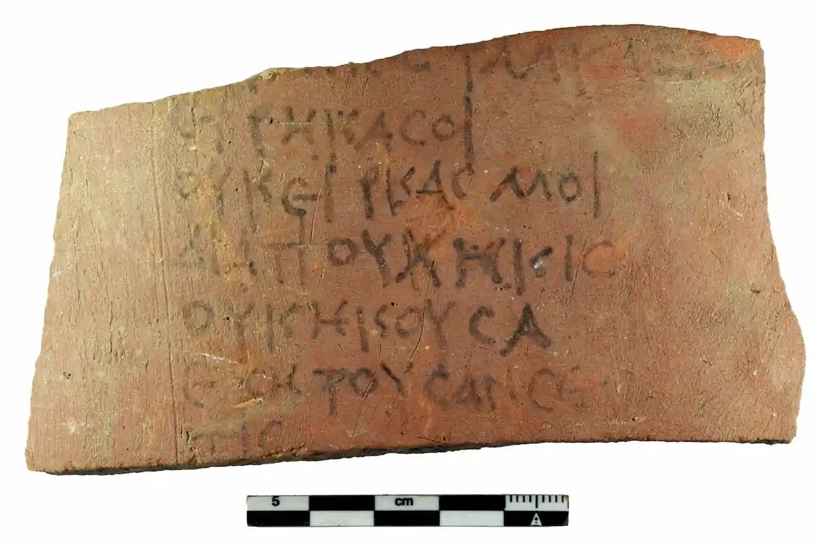 Ένα από τα όστρακα με ελληνική γραφή. Πηγή: Υπουργείο Τουρισμού και Αρχαιοτήτων