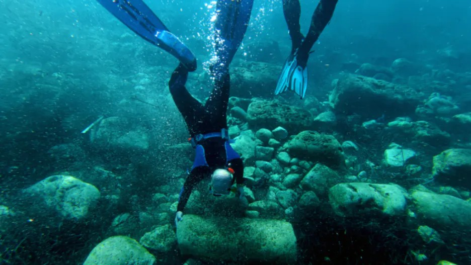Δύτες εξετάζουν τα βυθισμένα απομεινάρια των αρχαίων λιμενικών υποδομών κοντά στην Πτολεμαΐδα. Πηγή: Πολωνική Αρχαιολογική Αποστολή στην Πτολεμαΐδα