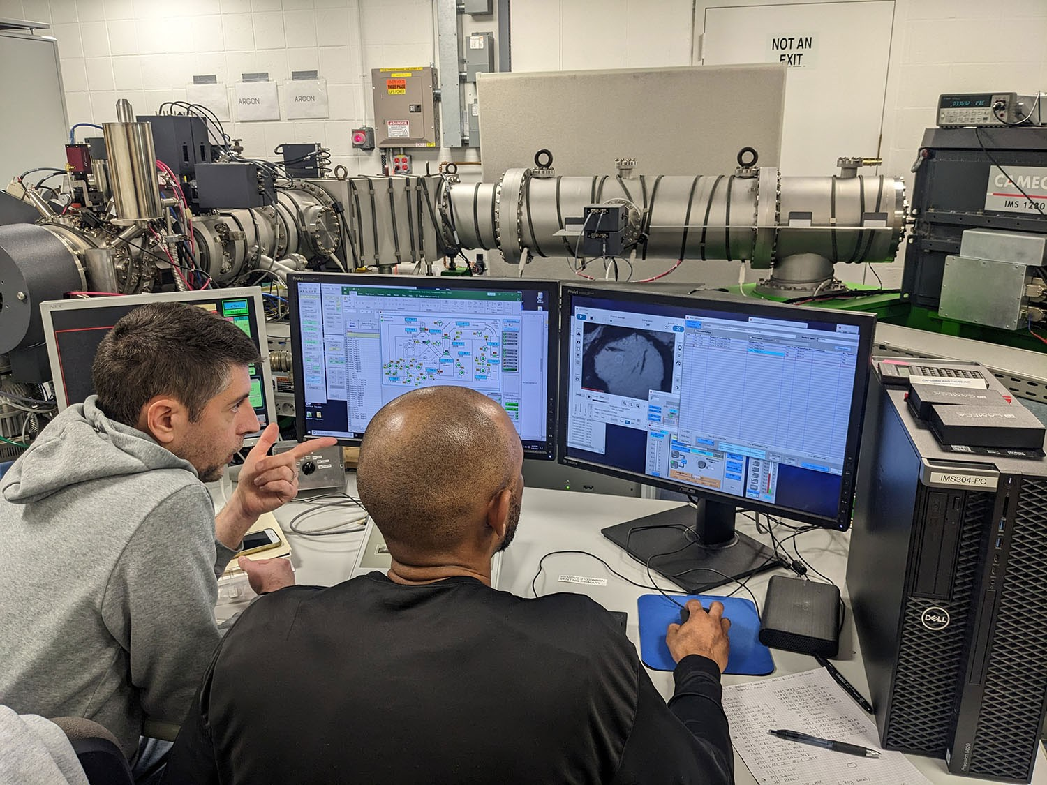 Ο James Dottin (δεξιά) και ένας ακόμη συγγραφέας, ο Brian Monteleone αναλύουν δεδομένα από τη φασματομετρία μάζας δευτερογενών ιόντων των δειγμάτων του Apollo 17. Πηγή: James Dottin