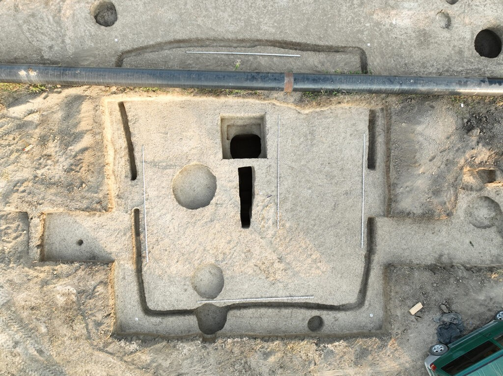 Τύμβος 3 (6ος αιώνας μ.Χ.), εντός του οποίου καταγράφονται οικιακοί λάκκοι από οικισμό του 10ου–13ου αιώνα στο Mayrtup. Πηγή: Ινστιτούτο Αρχαιολογίας της Ρωσικής Ακαδημίας Επιστημών (RAS)  