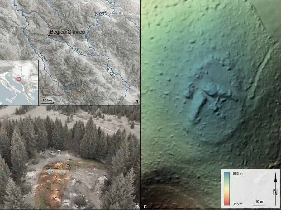 α. Θέση της τοποθεσίας· β. Εναέρια άποψη της τοποθεσίας με έγχρωμη αποτύπωση της διάταξης του προμαχώνα· γ. Ψηφιακό μοντέλο υψομέτρου (DEM) της τοποθεσίας. Πηγή: Gavranović κ.ά. (2026), Archaeologia Austriaca 