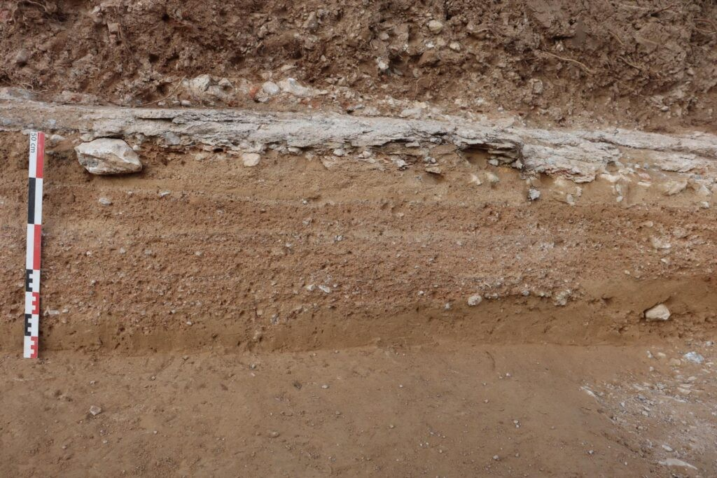 Ένα τμήμα του δρόμου που παρείχε πρόσβαση στον οικισμό, κατά μήκος του οποίου ανακαλύφθηκαν αρκετά κτίρια στην είσοδο της πόλης. Πηγή: Xavier Milland, Inrap