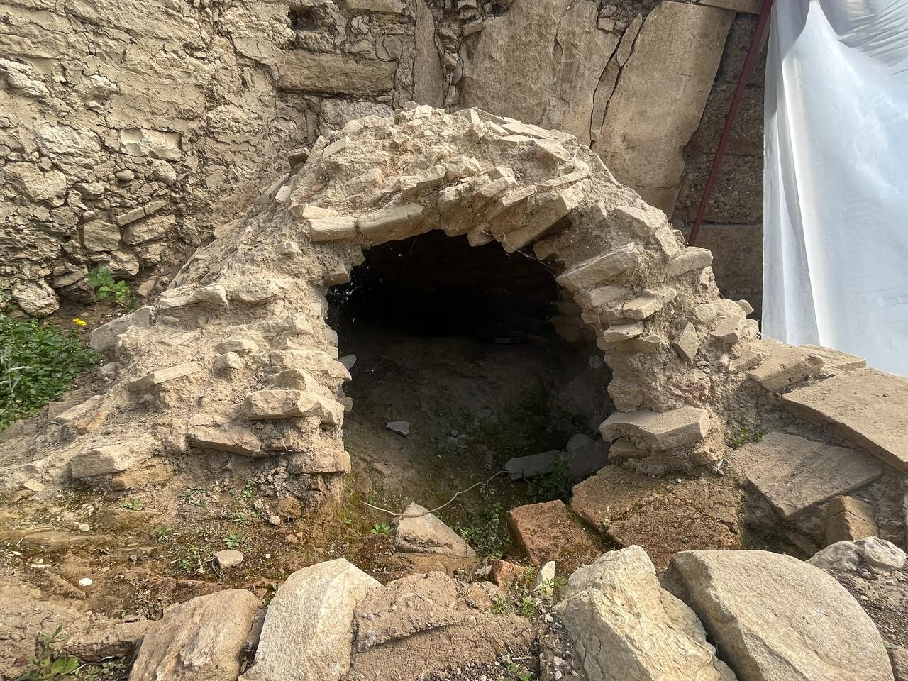 Μια δομή αρτοποιείου ηλικίας περίπου 1.800 ετών, η οποία αποκαλύφθηκε κατά μήκος μιας πρόσφατα ανακαλυφθείσας οδού στην Άσπενδο της Αττάλειας, στην Τουρκία, 8 Απριλίου 2026. Φωτογραφία: Koray Erdogan/Türkiye Today