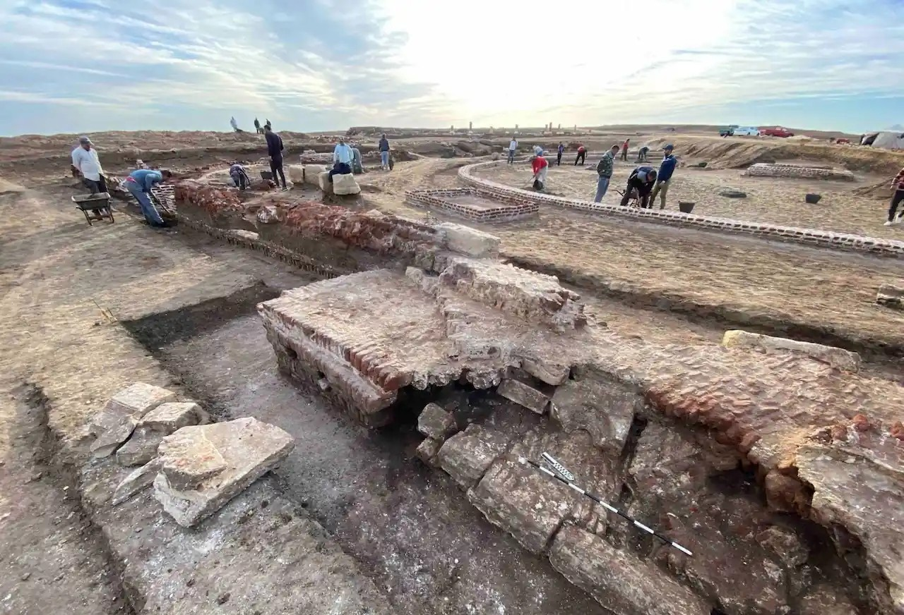 Στο φως ο μεγαλοπρεπής ναός αρχαίου Θεού: Ένα αρχιτεκτονικό στολίδι που παρέμενε για αιώνες θαμμένο κάτω από την άμμο