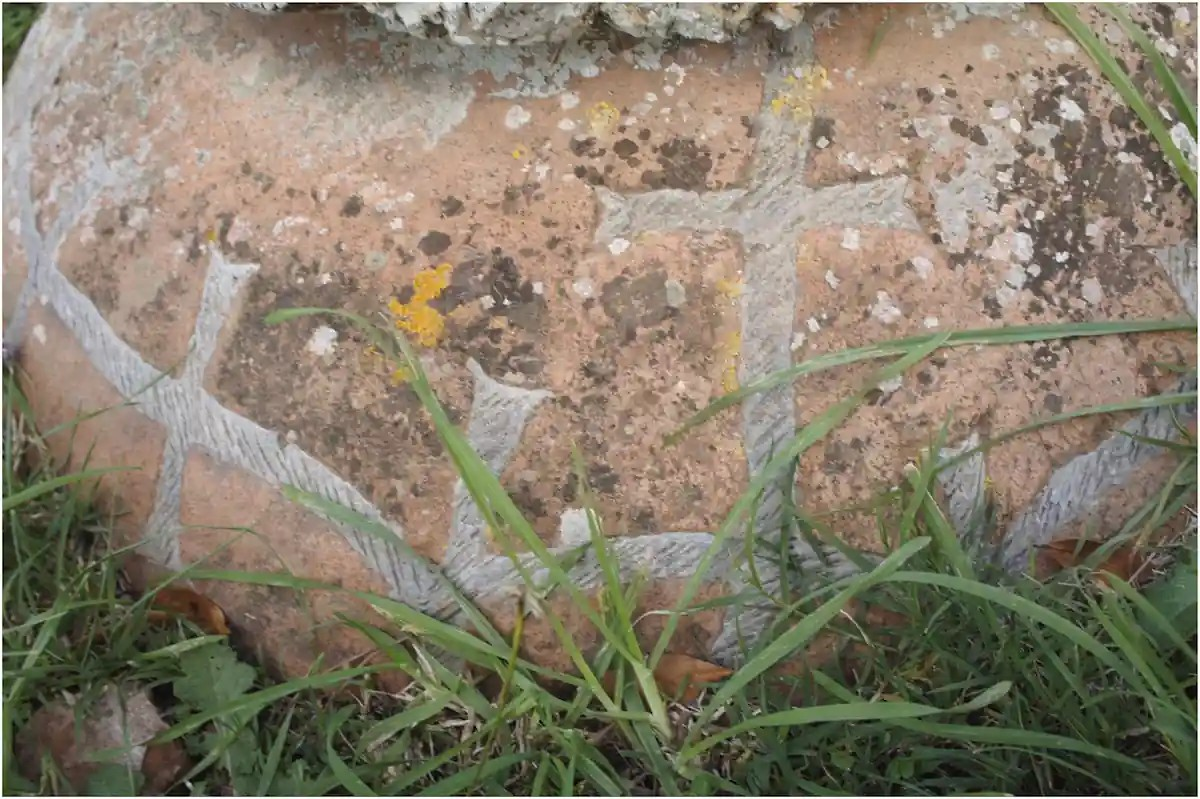 Διπλός σύνδεσμος σε σχήμα «χελιδονοουράς» (dovetail), κατασκευασμένος από μόλυβδο, ασήμι και κασσίτερο στον «ώμο» ενός dolium (πιθαριού), Caseggiato dei Doli, Όστια. Φωτογραφία: Caroline Cheung, Andrea Carpentieri, 2026