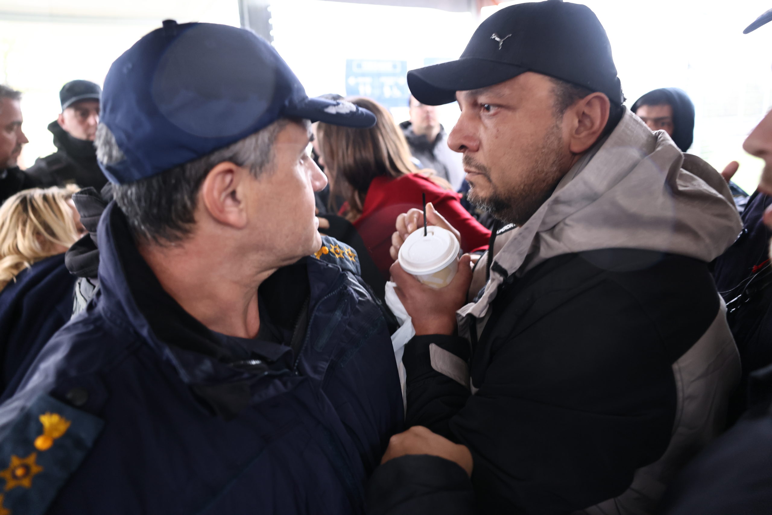 Δίκη για τα Τέμπη: «Εμάς μας έχουν στην άκρη και στις θέσεις κάθονται αστυνομικοί» – Βγήκε από την αίθουσα ο Πάνος Ρούτσι