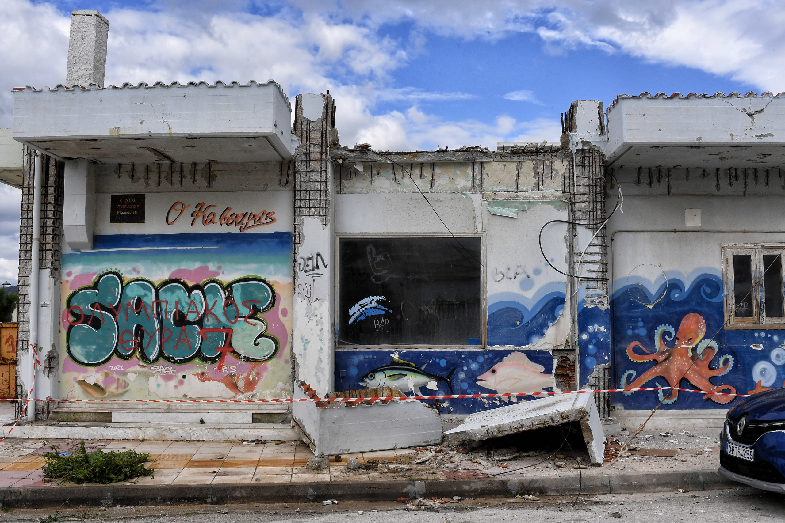 Κόρινθος: Πού επικεντρώνονται οι έρευνες για τα αίτια της τραγωδίας – Τουλάχιστον 2 τόνους ζύγιζε το μπαλκόνι που καταπλάκωσε την 43χρονη