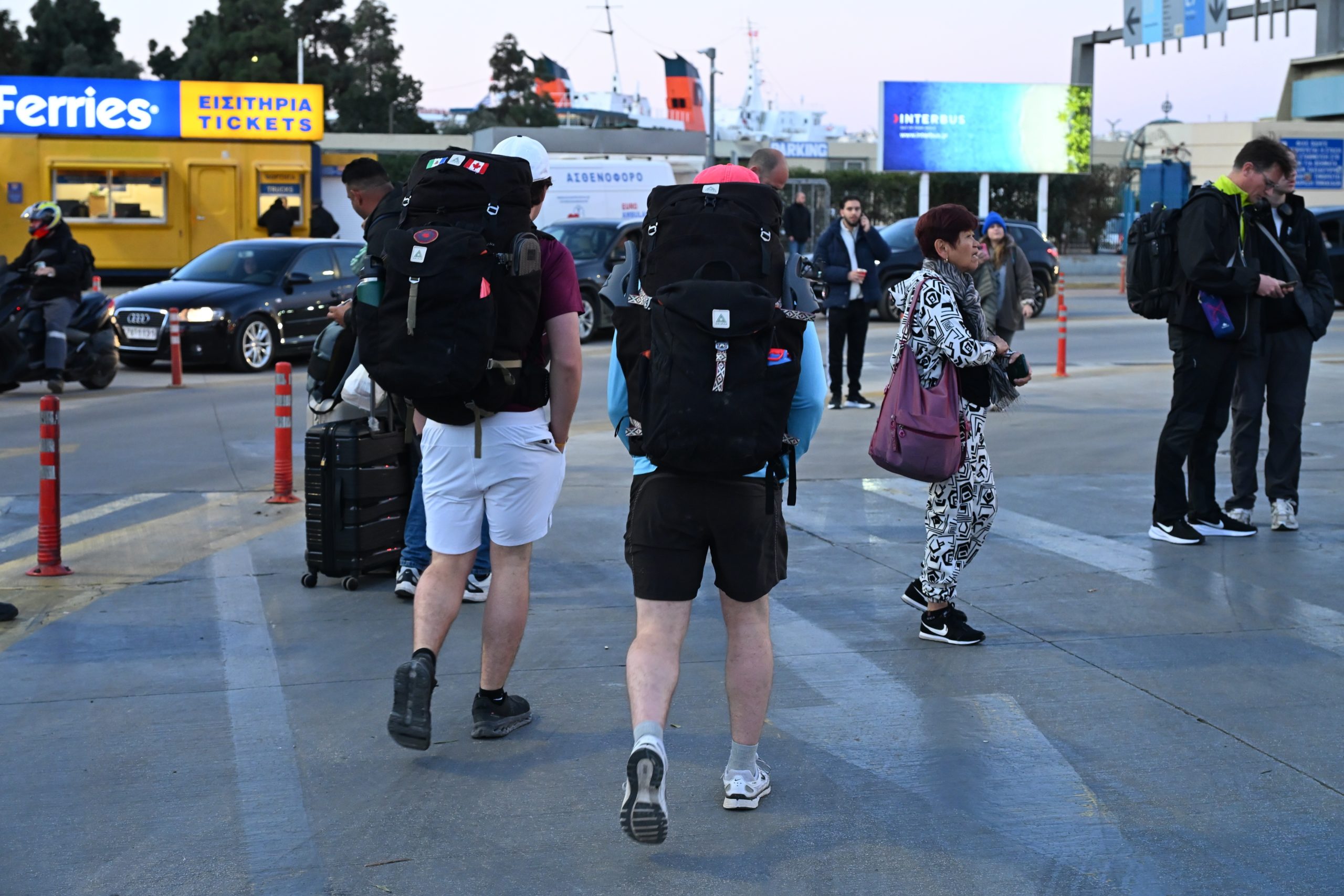 Καιρός: Άστατος σήμερα με λίγες τοπικές βροχές και μικρή πτώση της θερμοκρασίας – Με ήπιες συνθήκες η έξοδος του Πάσχα