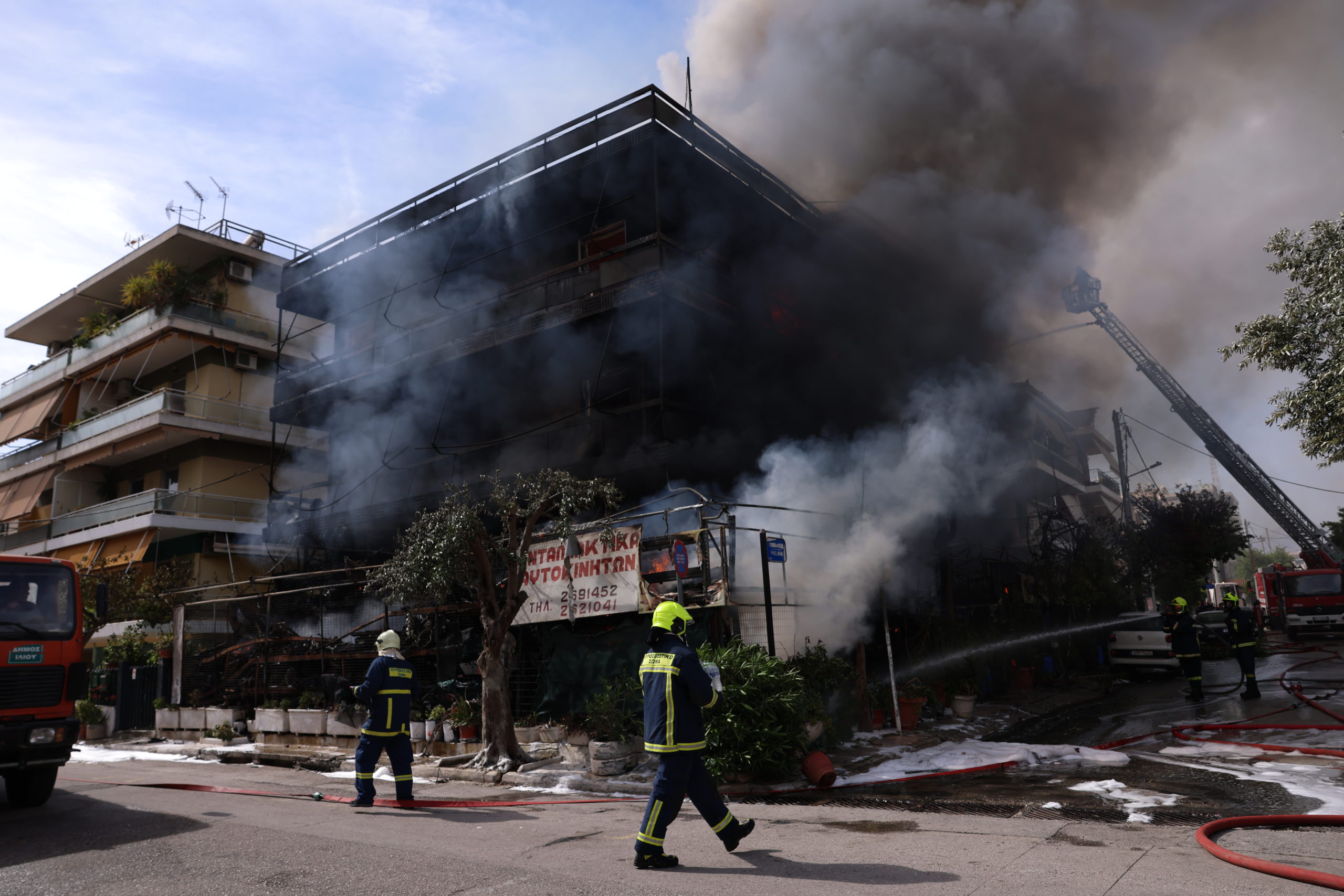 Ίλιον: Επεκτάθηκε σε διαμερίσματα η μεγάλη φωτιά που ξέσπασε σε κατάστημα ανταλλακτικών αυτοκινήτων – ΦΩΤΟ και ΒΙΝΤΕΟ αναγνώστη