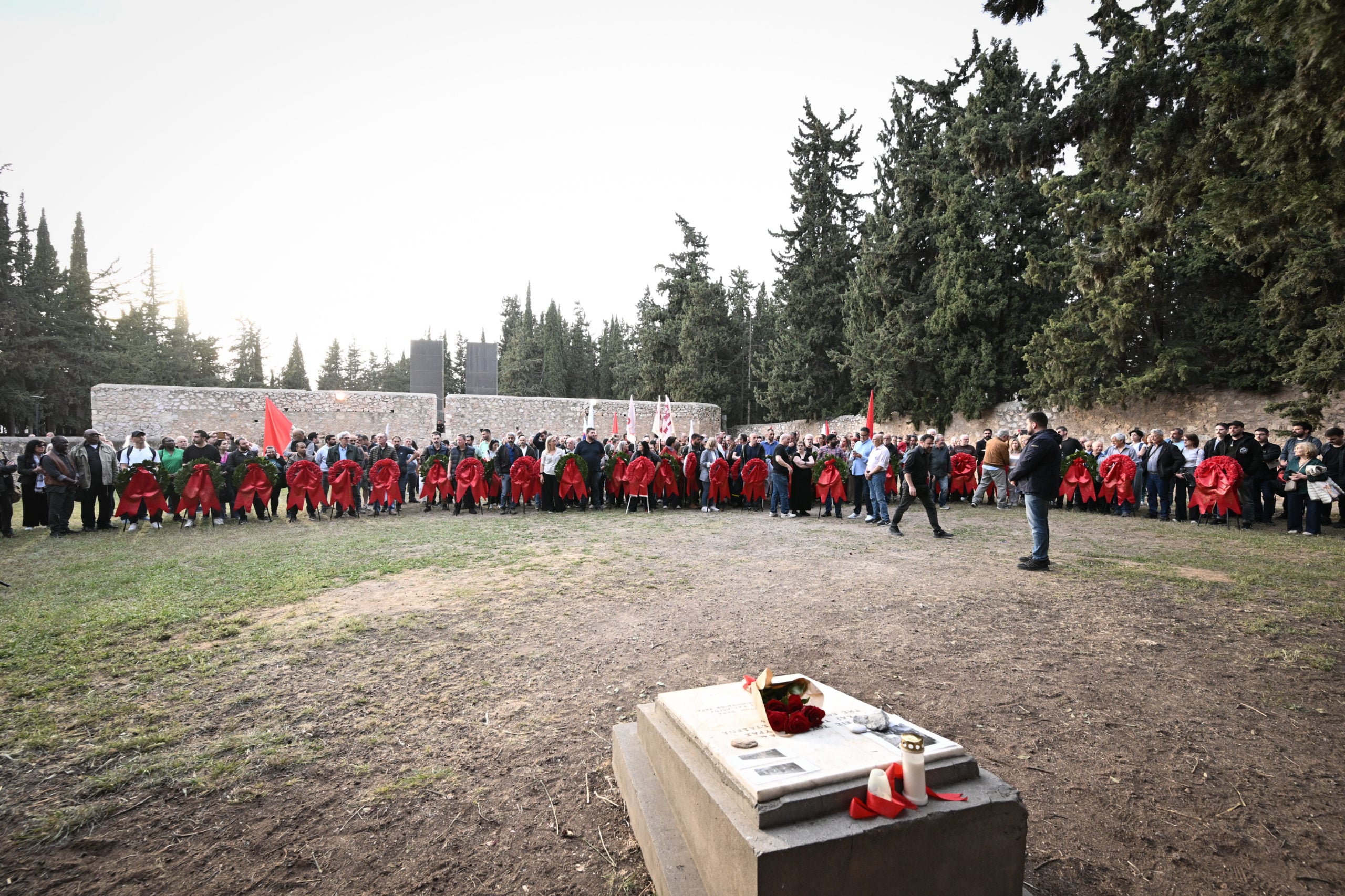 Καισαριανή: Συγκινητική πορεία και κατάθεση στεφάνων στο Σκοπευτήριο για την Πρωτομαγιά – ΦΩΤΟ