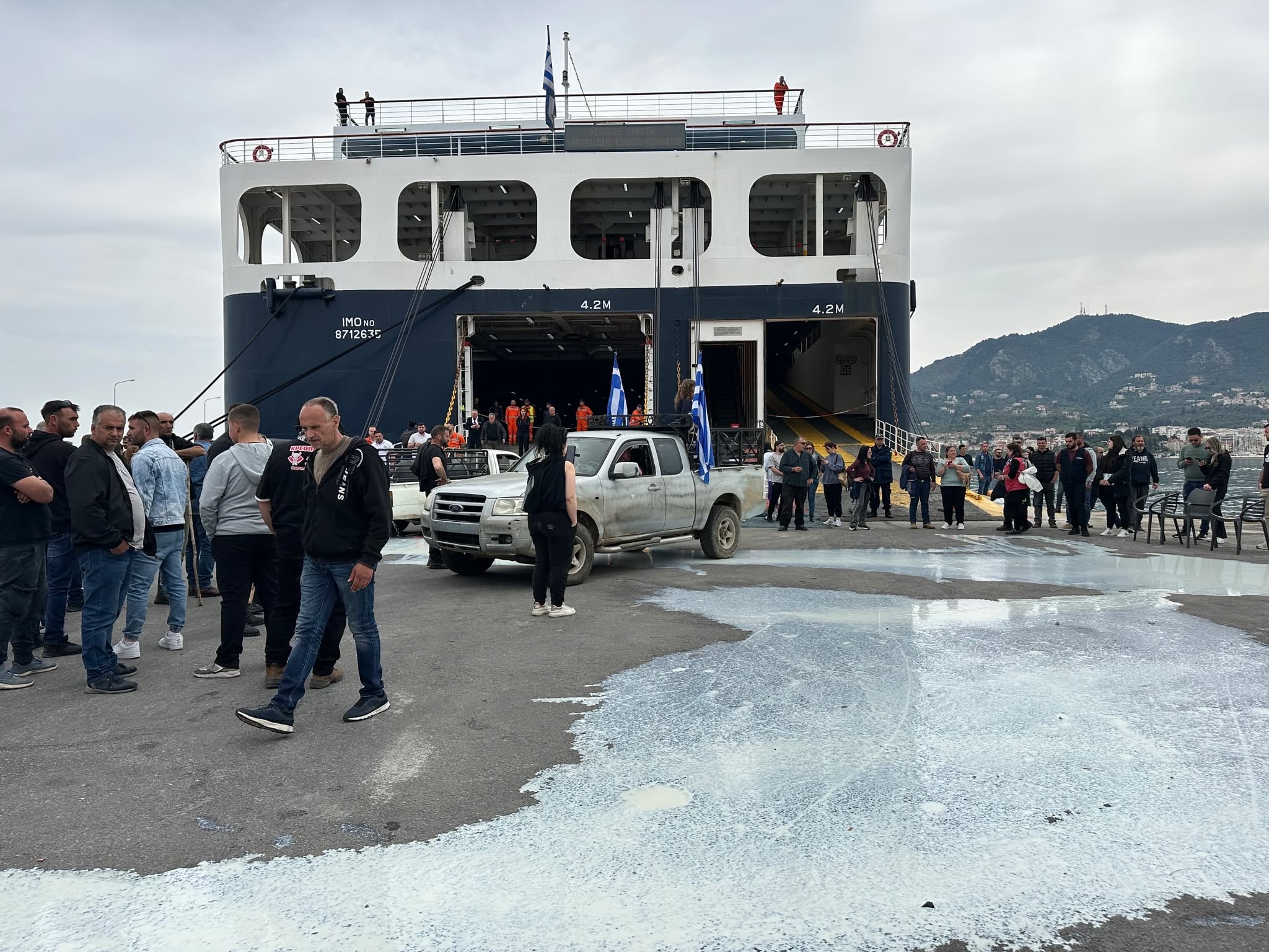 Μεγάλος αναβρασμός στη Λέσβο: Κτηνοτρόφοι έχυσαν το γάλα στο λιμάνι – Απεργία την Πέμπτη