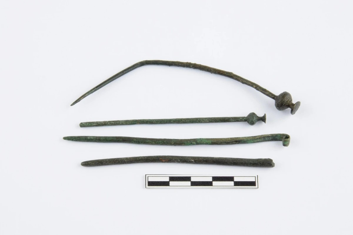 Χάλκινες βελόνες. (Πολιτισμός των Τεφροδόχων Πεδίων). Πηγή: ACO – Andrea Šindlerová