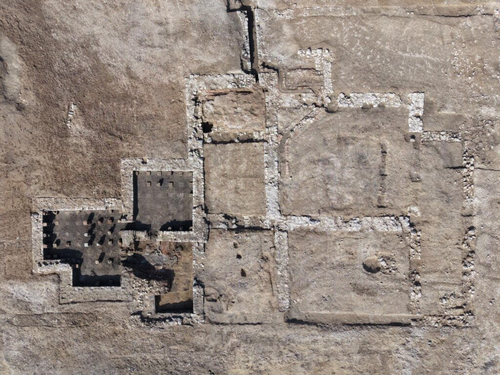 Γενική άποψη του παρακείμενου στον δρόμο συγκροτήματος· στα νότια, διακρίνεται ένα μεσαίου μεγέθους συγκρότημα λουτρών. Πηγή: Laurent Vallieres, Inrap