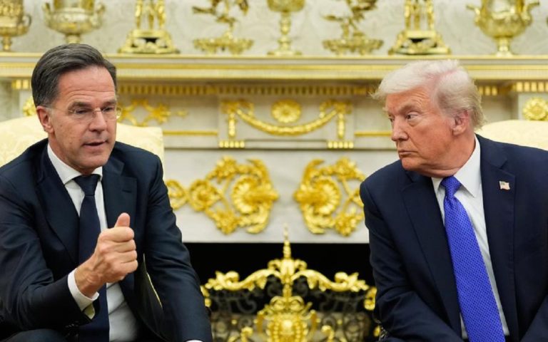 Ο Ντόναλντ Τραμπ συναντά τον Γενικό Γραμματέα του ΝΑΤΟ Μαρκ Ρούτε στο Οβάλ Γραφείο του Λευκού Οίκου, την Τετάρτη 22 Οκτωβρίου 2025, στην Ουάσιγκτον. (Alex Brandon/AP)