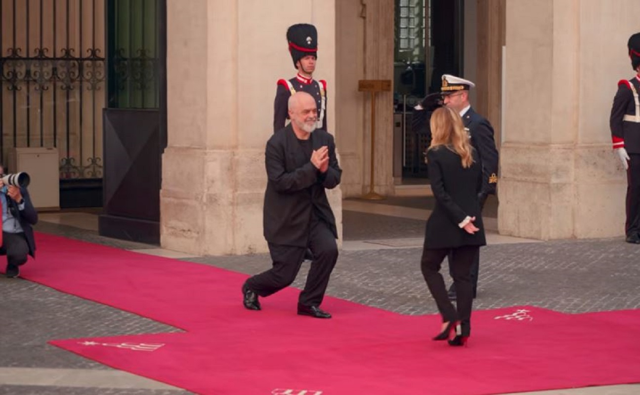 Ο Έντι Ράμα γονάτισε ξανά μπροστά στη Μελόνι – «Καμία ιταλική κυβέρνηση δεν έκανε όσα εκείνη» – ΒΙΝΤΕΟ