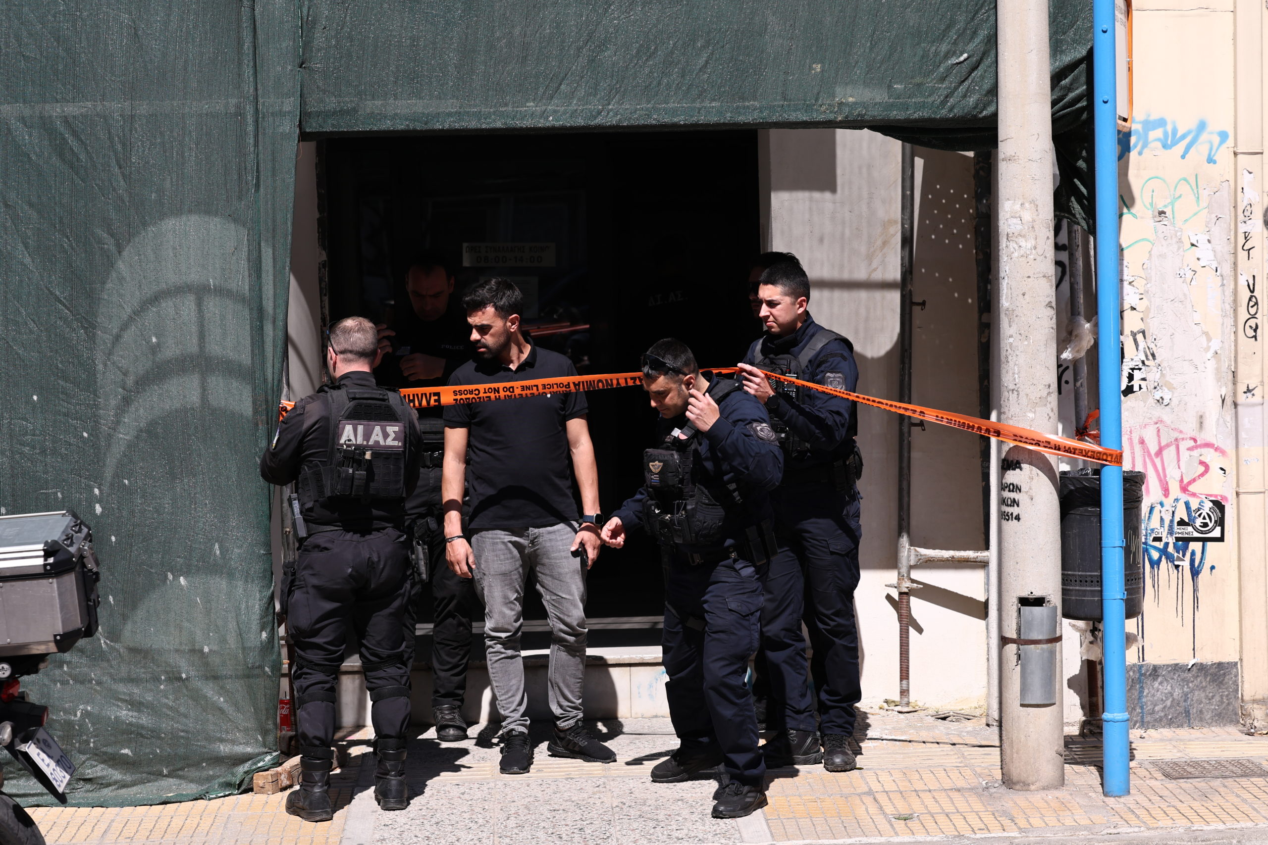 Πυροβολισμοί σε ΕΦΚΑ και Εφετείο: Εκτός κινδύνου, με τραύματα στα πόδια οι 5 τραυματίες