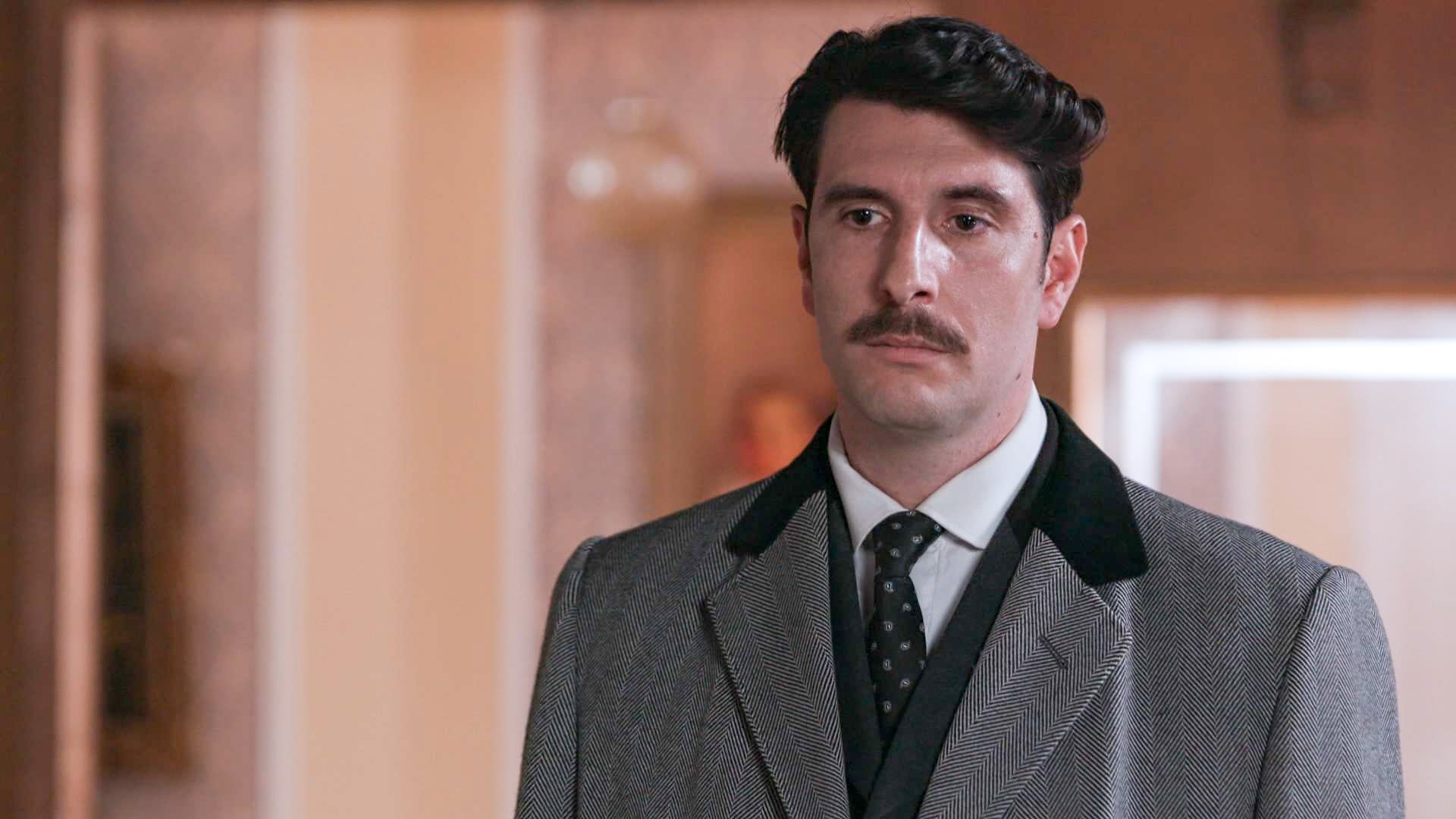 Grand Hotel: Ο Ρήγας ζητά από τον Χατζημήτρο να γίνει κουμπάρος του στο γάμο με την Κυβέλη