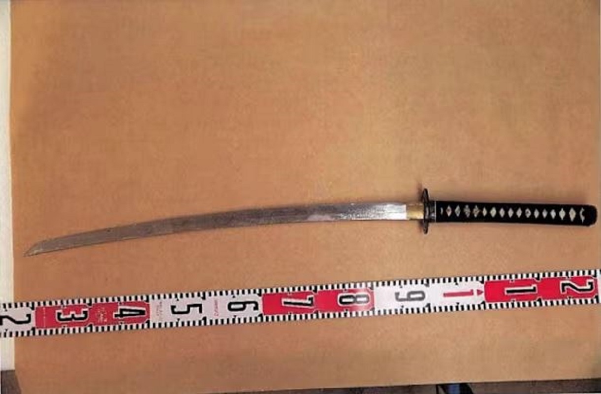 Η κατάνα που χρησιμοποιήθηκε στην επίθεση, δηλαδή το λεγόμενο σπαθί σαμουράι, ζυγίζει περίπου 1,1 κιλό και έχει μήκος ενός μέτρου. Φωτογραφία: Αστυνομία Λαπωνίας