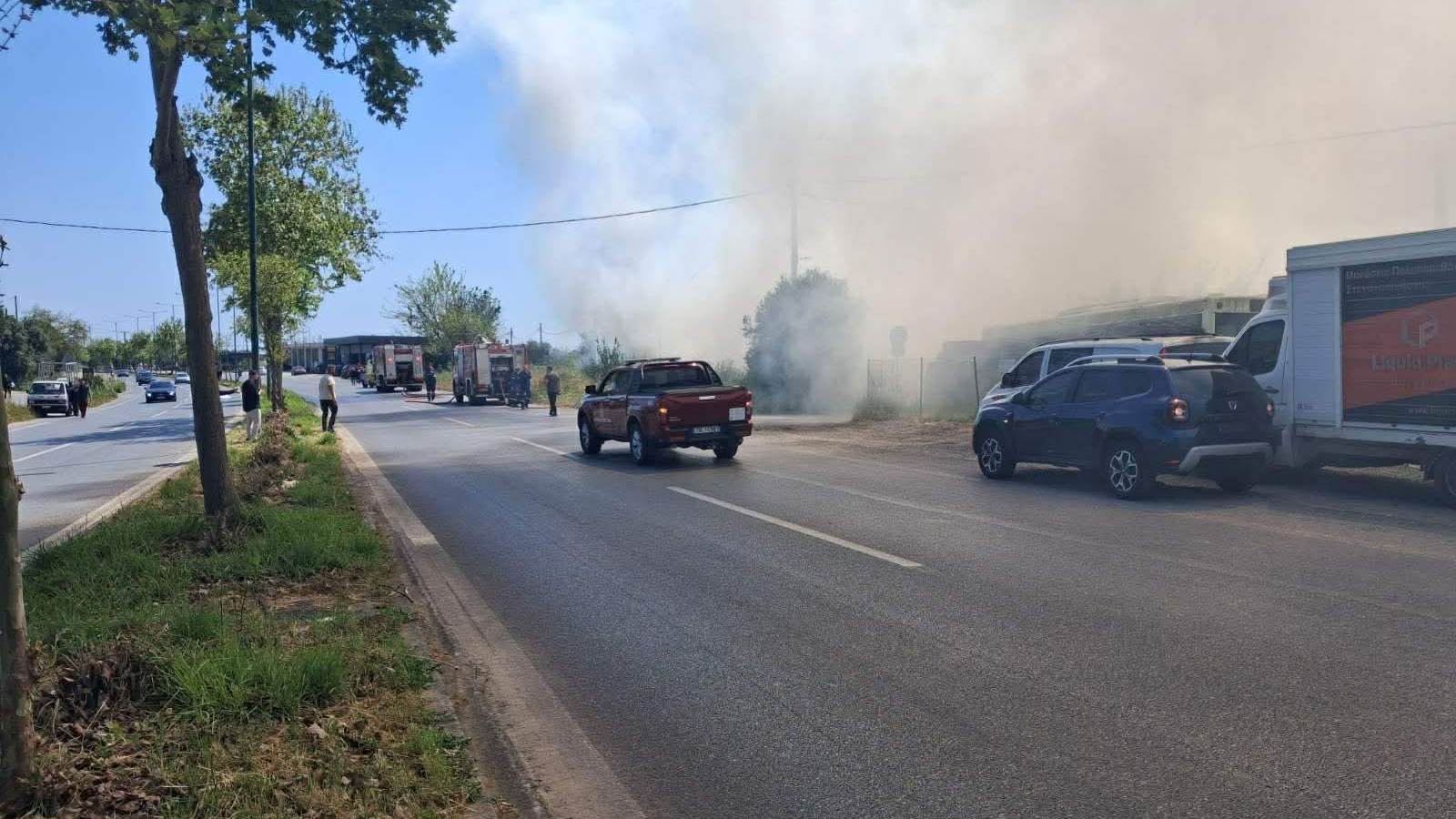 Καλαμάτα: Μεγάλη φωτιά σε επιχείρηση πλαστικών – Πυκνοί καπνοί και διακοπή κυκλοφορίας