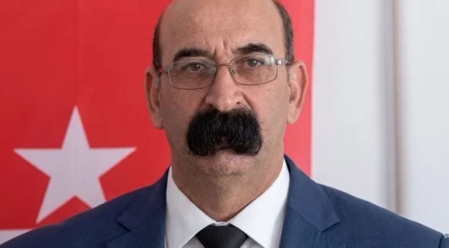 Τουρκία: Αξιωματούχος έγινε meme για το… «μεγαλοπρεπές» μουστάκι του – Χαμός στα social media