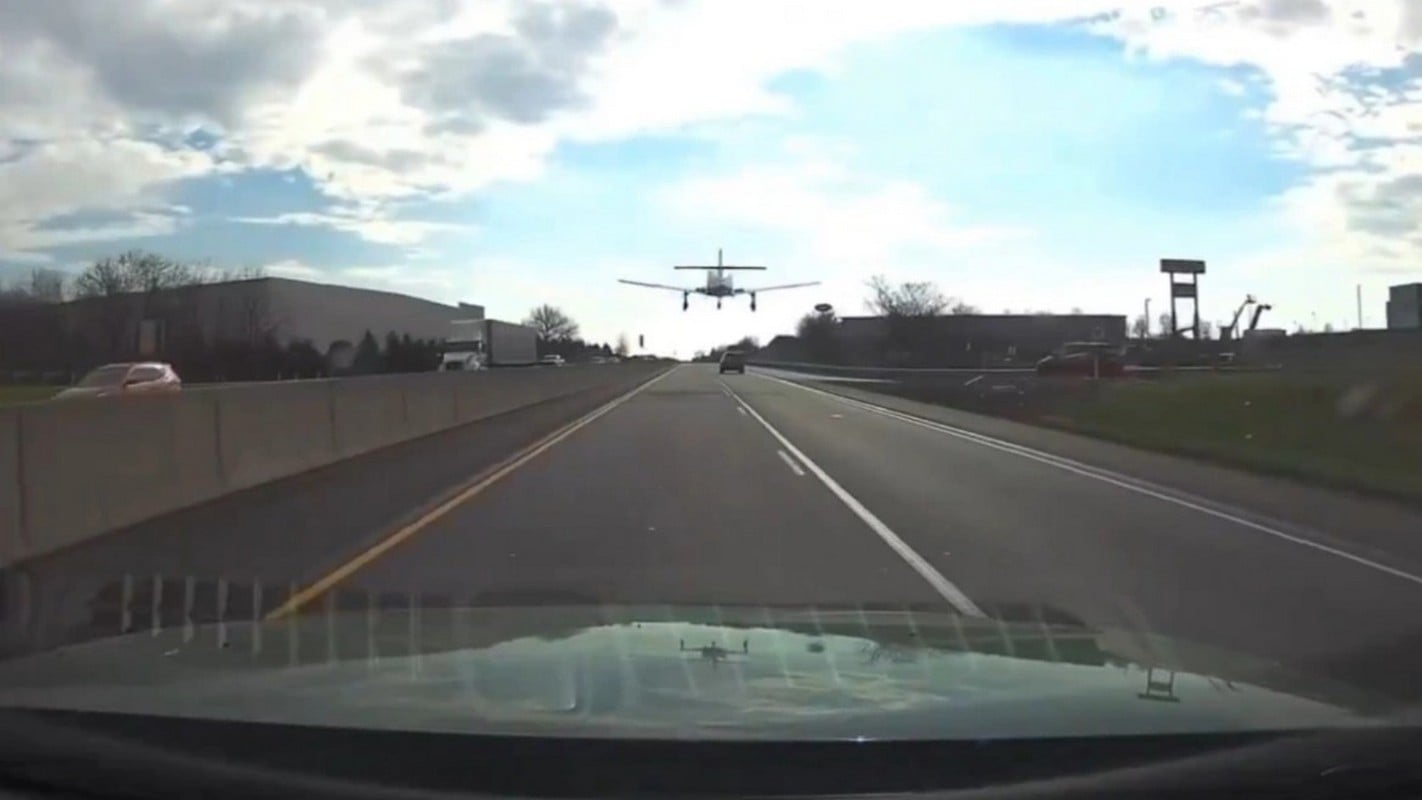 ΗΠΑ: Αναγκαστική προσγείωση μικρού αεροσκάφους σε αυτοκινητόδρομο της Πενσιλβάνια – Δείτε βίντεο