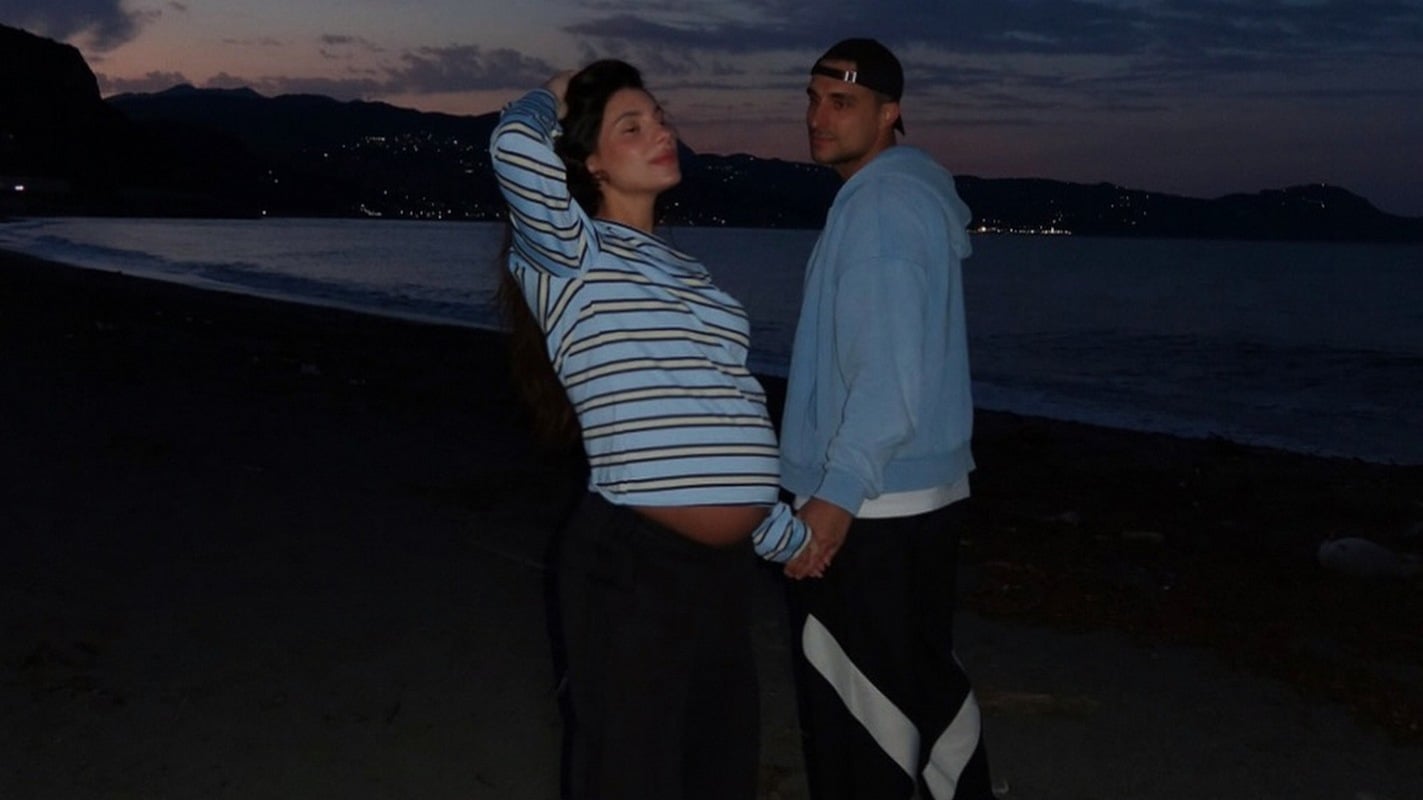 Σάκης Κατσούλης – Μαριαλένα Ρουμελιώτη: Οι φωτογραφίες από την παραλία και το παθιασμένο φιλί λίγο πριν γίνουν γονείς