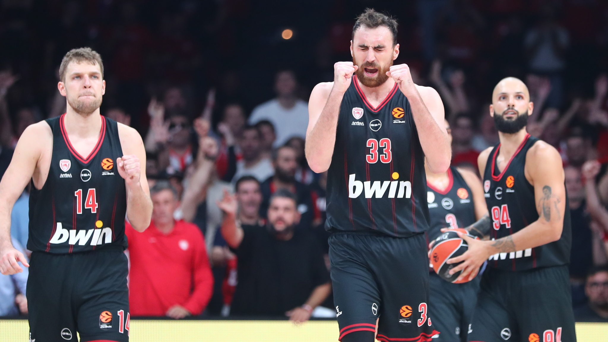 Σάσα Βεζένκοφ, Νίκολα Μιλουτίνοφ, Ολυμπιακός