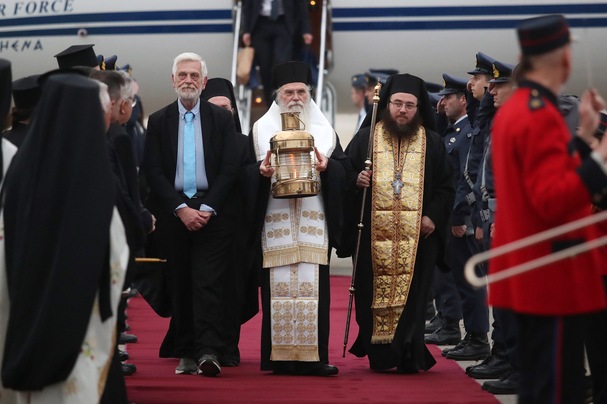 Στην Ελλάδα το Άγιο Φως – Με κάθε επισημότητα η υποδοχή στο «Ελ. Βενιζέλος» – ΦΩΤΟ και ΒΙΝΤΕΟ