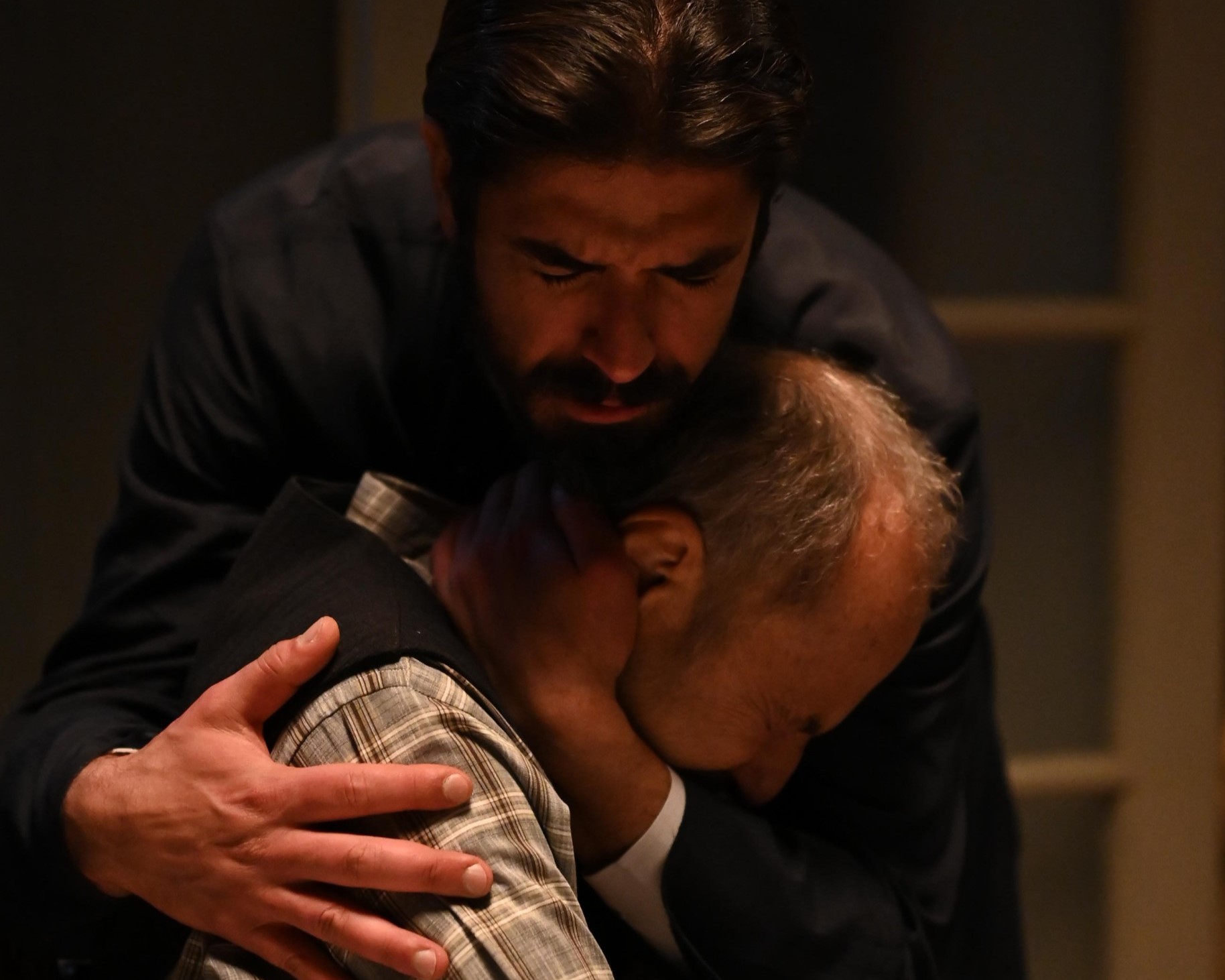 Άγιος έρωτας: Ο Λεωνίδας καταρρέει όταν μαθαίνει για το χαμό της κόρης και της γυναίκας του