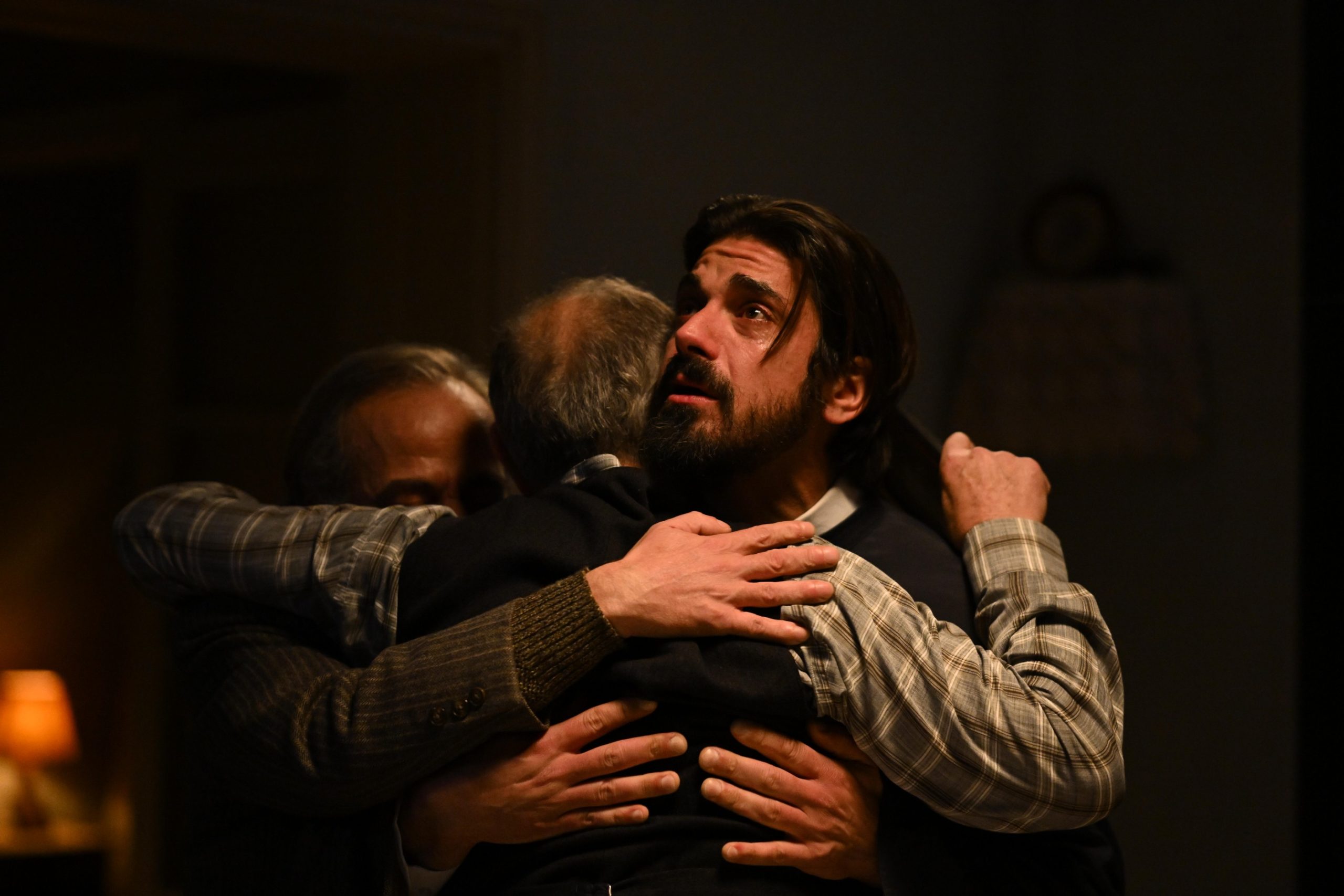 Άγιος έρωτας: Ο Νικόλαος στην αγκαλιά του πατέρα του – Καθηλώνουν τα επόμενα επεισόδια