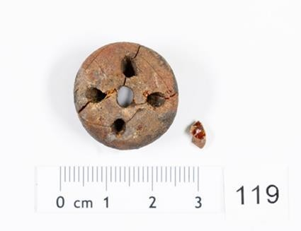 Λεπτομέρεια μιας κεχριμπαρένιας χάντρας που φέρει τέσσερις οπές. Η φωτογραφία παραχωρήθηκε από τον T. Schuck του Κρατικού Γραφείου Πολιτιστικής Κληρονομιάς της Κάτω Σαξονίας 