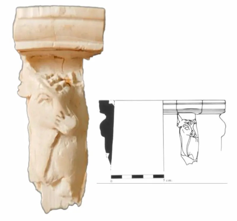 Θραύσμα από το χείλος και το πλάι μιας βυζαντινής ελεφαντοστέινης πυξίδας, διακοσμημένο με τμήμα της σκηνής που απεικονίζει τη σύλληψη της Κερυνίτιδος ελάφου από τον Ηρακλή. Πηγή: A.M. Poveda 2026 / Σχέδιο από το Αρχαιολογικό Μουσείο της Έλντα 