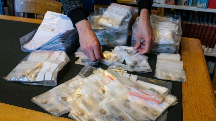 Ο εξαιρετικά μεγάλος αριθμός νομισμάτων που τοποθετήθηκαν σε σακουλάκια και καταγράφηκαν για μελλοντική εξέταση. (Περιφερειακός Δήμος Innlandet)