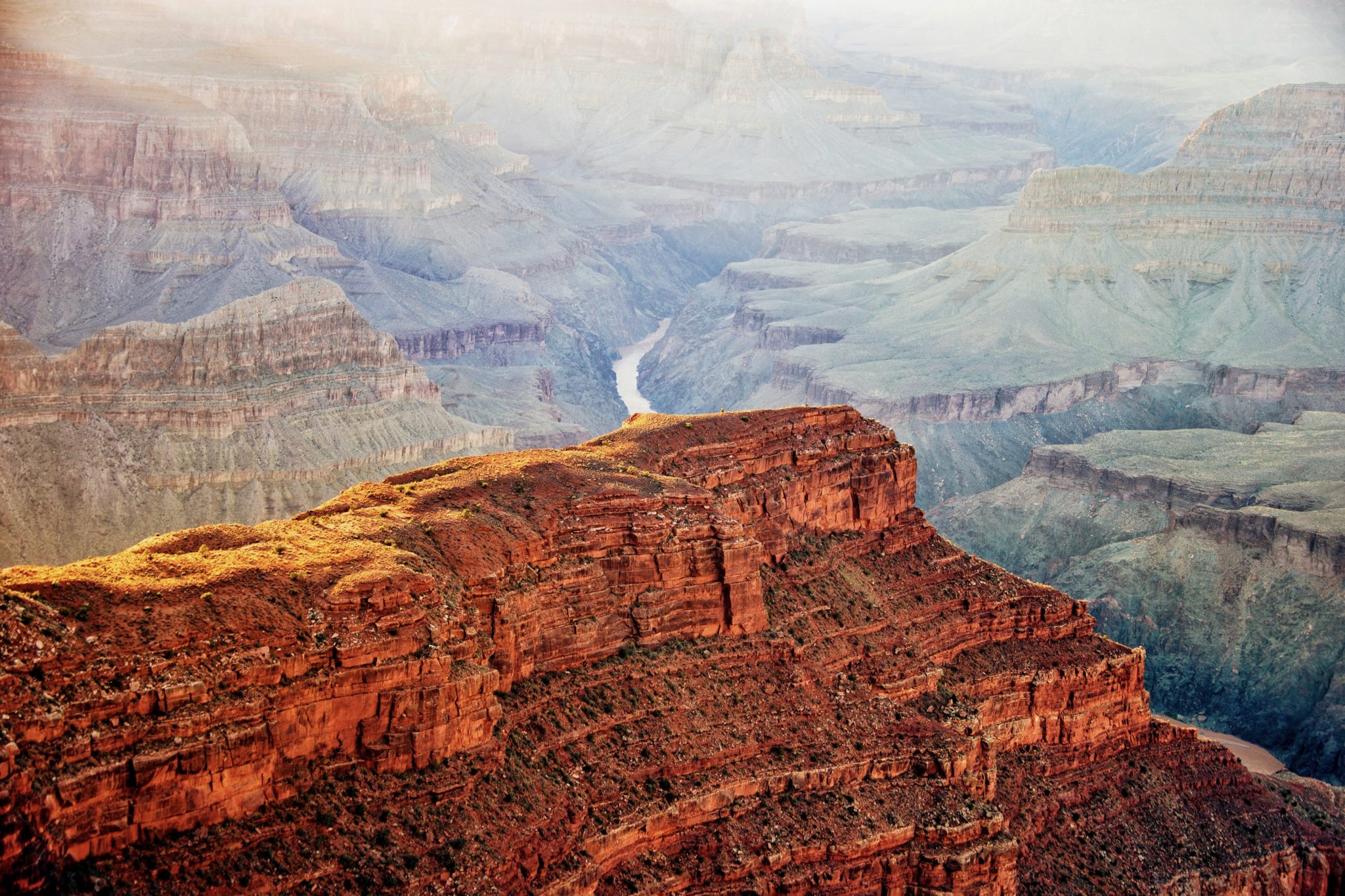 Μια νέα υπόγεια διεργασία που εντοπίστηκε ενδέχεται να εξηγεί πώς ένας μεγάλος ποταμός διέσχισε μια οροσειρά αντίθετα με τις προσδοκίες. Φωτογραφία: Freepik