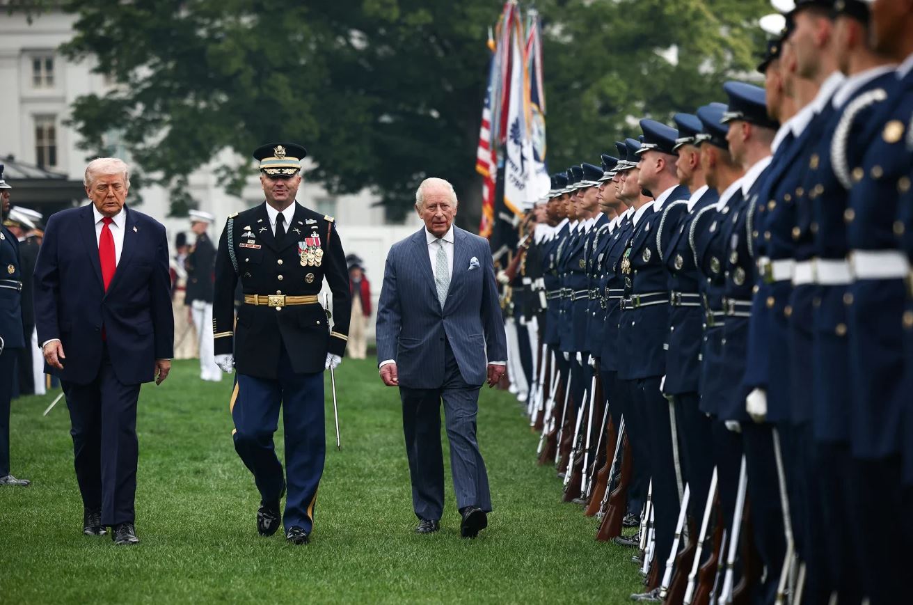 Ο πρόεδρος των ΗΠΑ Ντόναλντ Τραμπ και ο βασιλιάς Κάρολος Γ΄ κατά τη διάρκεια τελετής υποδοχής στο νότιο προαύλιο του Λευκού Οίκου, την Τρίτη. Φωτογραφία: Henry Nicholls/Pool/Reuters.