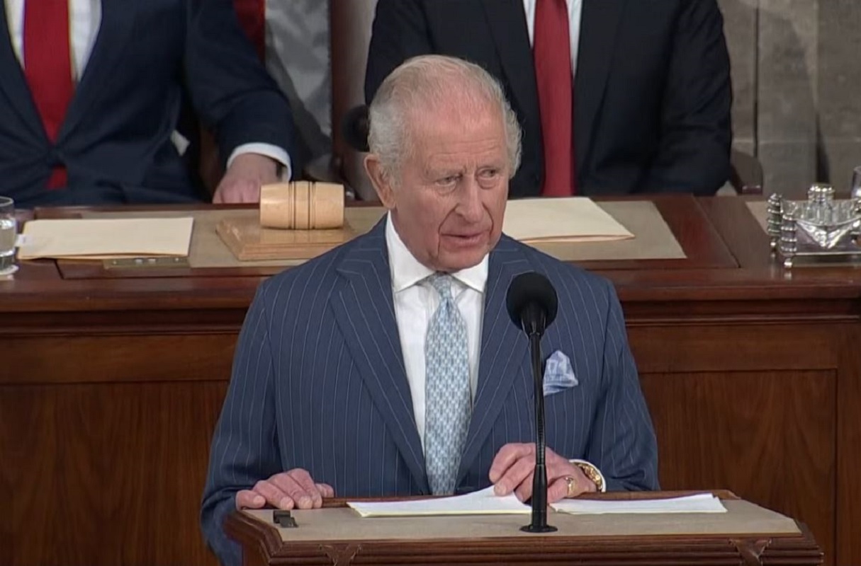 Ο Βασιλιάς Κάρολος στο Κογκρέσο: «Δεν συμφωνούμε πάντα, αλλά βρίσκουμε τρόπο να συμπορευόμαστε» – Η αναφορά στη μητέρα του και τα πιο «ανάλαφρα» σημεία της ομιλίας του