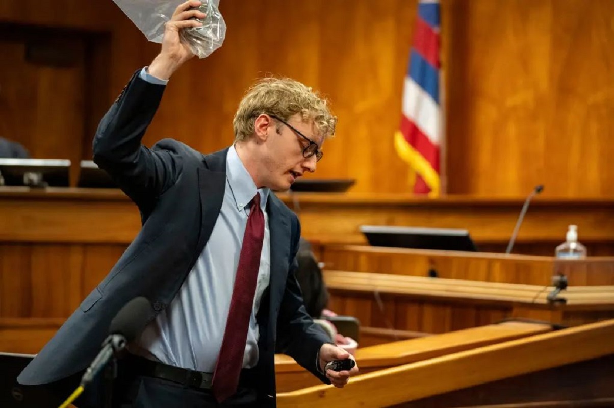 Κατά την αγόρευσή του, ο εισαγγελέας Τζόελ Γκάρνερ δήλωσε ότι ο Γκέρχαρντ χρησιμοποίησε την πέτρα «με τόση δύναμη ώστε κομμάτια της έσπασαν και σφηνώθηκαν στο τριχωτό της κεφαλής της Άριελ». Πηγή: AP