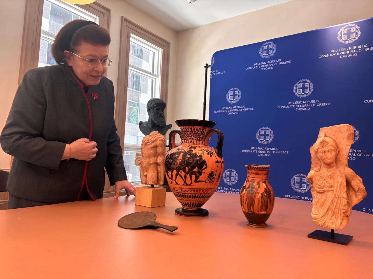 Η Λίνα Μενδώνη με τις 5 αρχαιότητες που επαναπατρίζονται