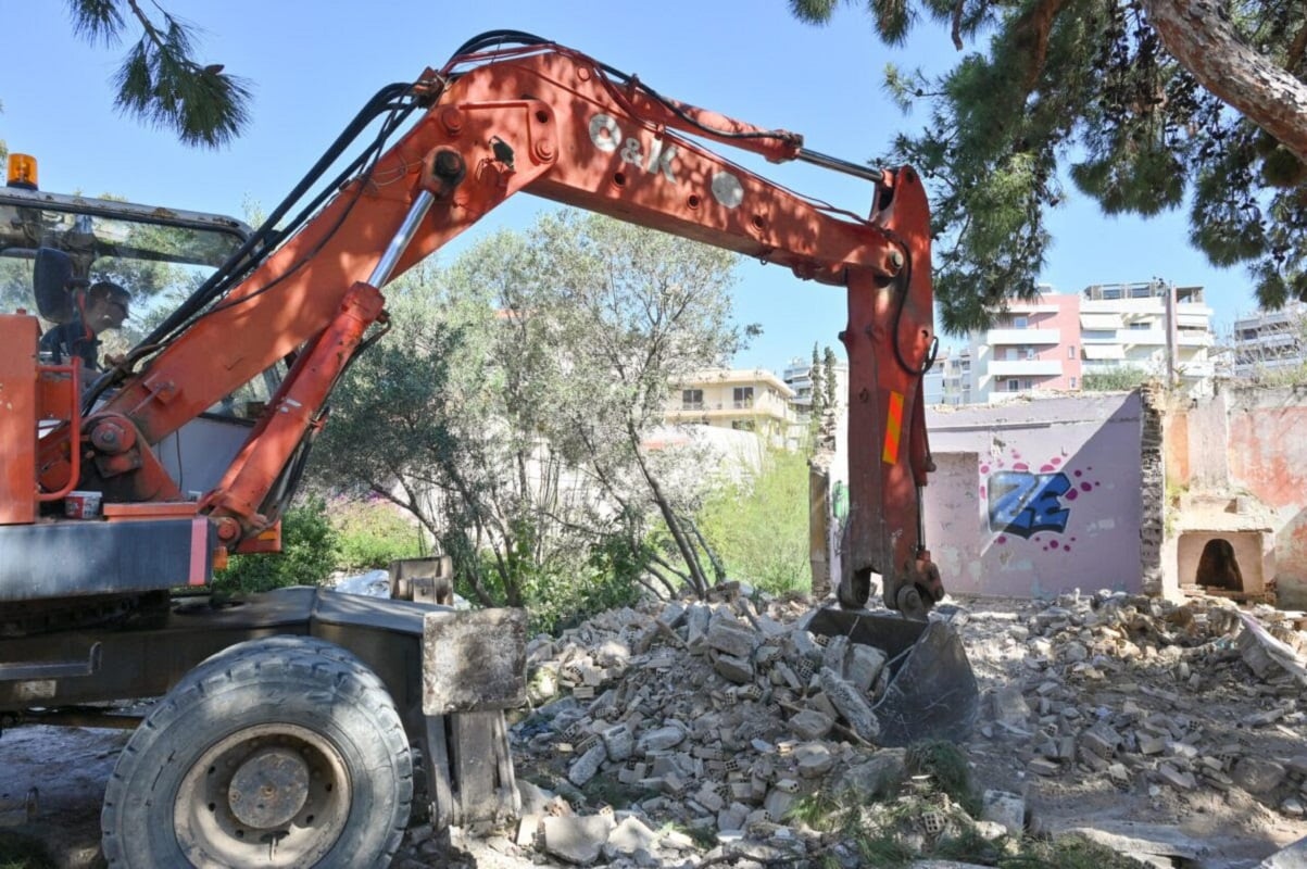 Δήμος Ελληνικού – Αργυρούπολης: Κατεδαφίστηκαν 21 αυθαίρετα εντός του ρέματος Πικροδάφνης ύστερα από 50 χρόνια