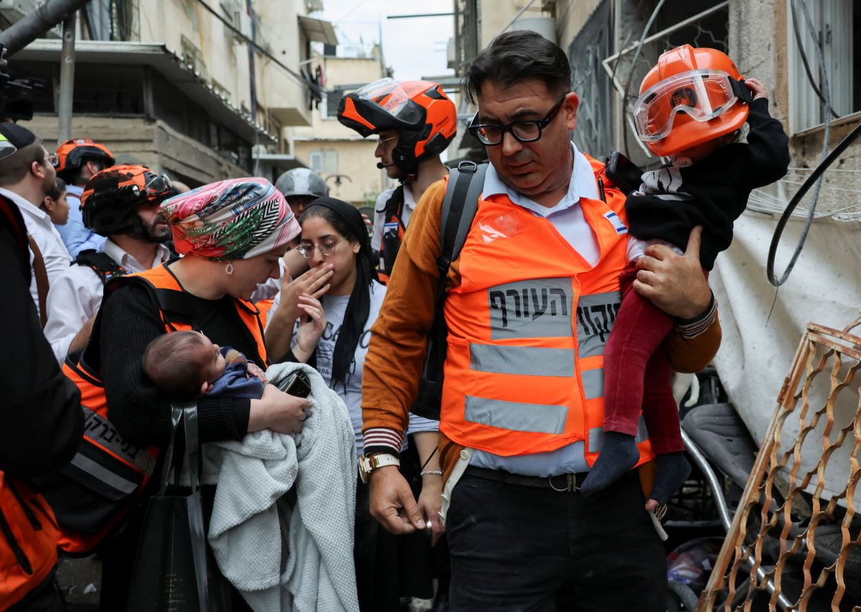 Συνέπειες των πυραυλικών επιθέσεων στο Μπνέι Μπρακ, Ισραήλ. Φωτογραφία: Nir Elias/Reuters