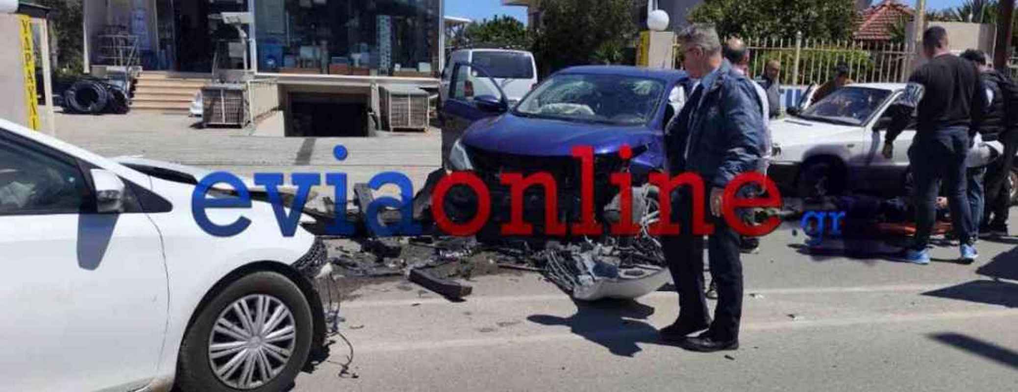 Νέο τροχαίο στην Εύβοια: Σφοδρή σύγκρουση δύο αυτοκινήτων με τρείς τραυματίες – Δείτε φωτογραφίες και video