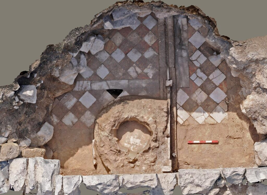 Κάθετη άποψη του νότιου φωτιστηρίου. Απόσπασμα από φωτογραμμετρικό μοντέλο (η κλίμακα είναι 0,5 μ.· M. Eisenberg). Πηγή: Eisenberg, M., et al., 2026, Palestine Exploration Quarterly