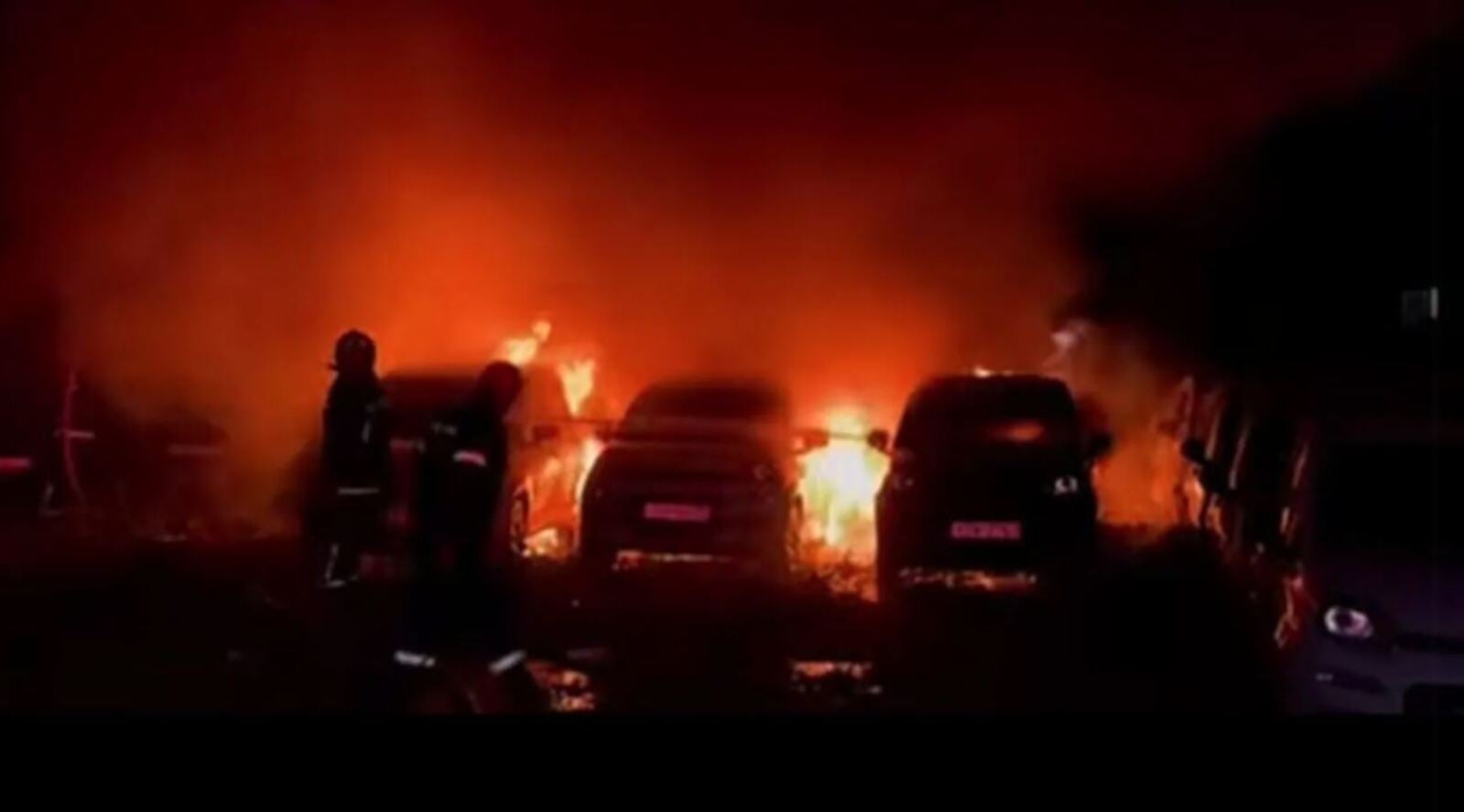 Ηράκλειο: Μεγάλη φωτιά σε χώρο στάθμευσης ενοικιαζόμενων αυτοκινήτων – ΒΙΝΤΕΟ