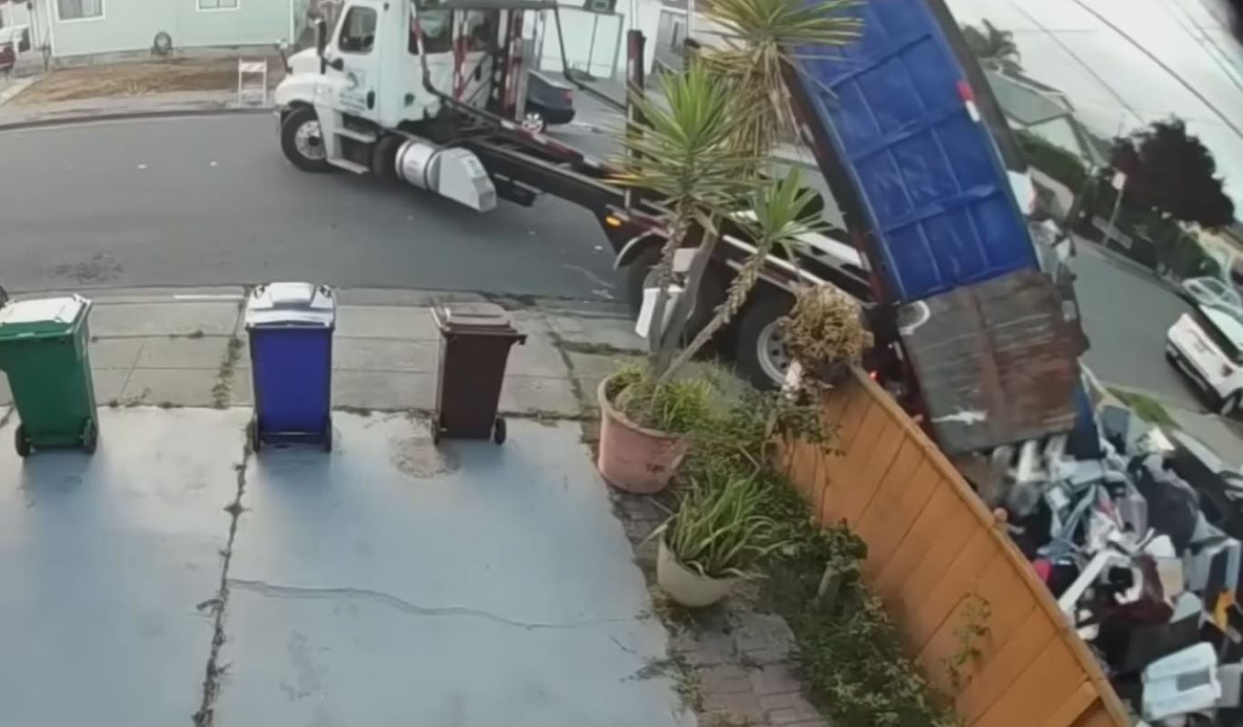Βίντεο: Οδηγός απορριμματοφόρου αδειάζει σκουπίδια στην αυλή πελάτη επειδή δεν πλήρωσε