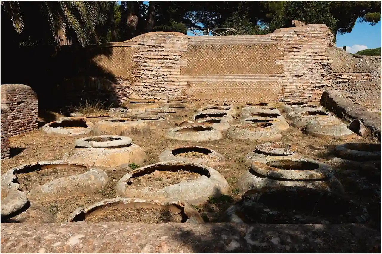 Dolia (πιθάρια) ενσωματωμένα σε αποθήκη, Caseggiato dei Doli (Regio I, Insula IV, 5), Όστια. Φωτογραφία: Φωτογραφικό Αρχείο του Αρχαιολογικού Πάρκου της Αρχαίας Όστιας (Archivio Fotografico del Parco Archeologico di Ostia Antica)