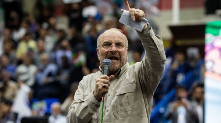 Ο Μοχαμάντ Μπαγέρ Γκαλιμπάφ σε προεκλογική εκδήλωση στην Τεχεράνη, Ιράν, 26 Ιουνίου 2024. Ο πρόεδρος του ιρανικού κοινοβουλίου, ο Γκαλιμπάφ είναι επίσης πρώην στρατηγός των Φρουρών της Επανάστασης και ο επικεφαλής διαπραγματευτής με τις Ηνωμένες Πολιτείες στο Πακιστάν. (Άρας Χαμούσι / The New York Times)