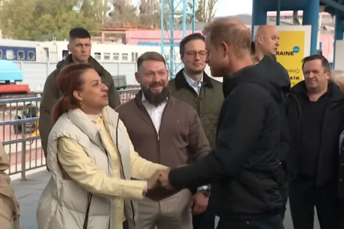 Ουκρανία: Αιφνιδιαστική επίσκεψη του πρίγκιπα Χάρι στο Κίεβο – Μήνυμα στήριξης εν μέσω πολέμου